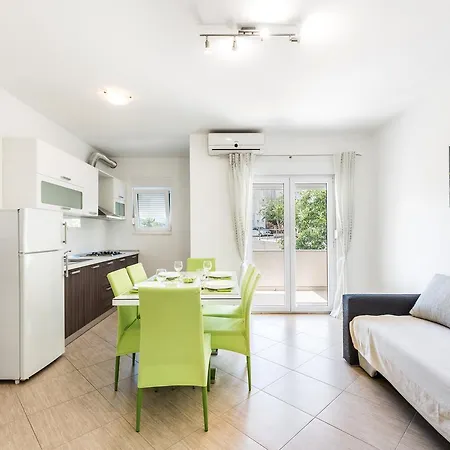 Marko Апартаменты Подстрана